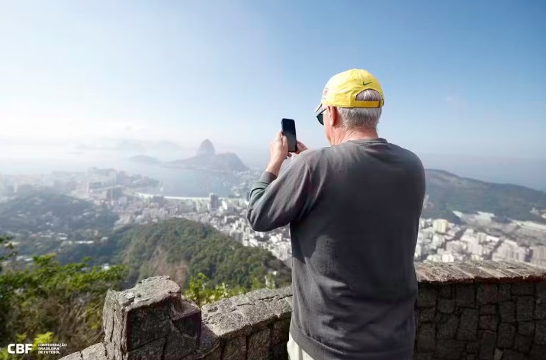 Imagem de Carlo Ancelotti, técnico da seleção brasileira, visita o Cristo Redentor e recebe bênção
