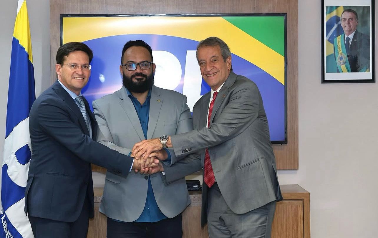 Imagem de Com apoio de Eduardo Bolsonaro, Leandro de Jesus oficializa em Brasília pré-candidatura a deputado federal