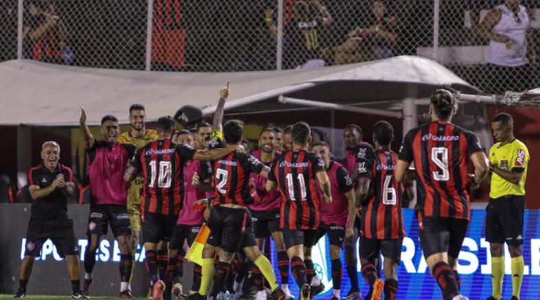 Imagem de Em noite de golaço, Vitória faz 3 a 0 na Ponte Preta em estreia na Série B