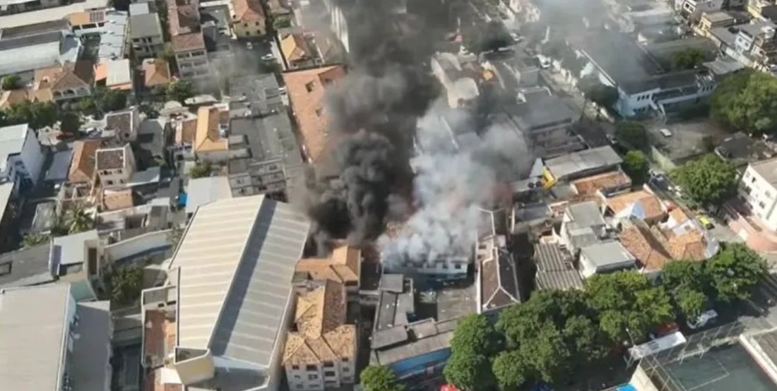 Imagem de Dez pessoas estão em estado grave após incêndio em fábrica de fantasias de carnaval no Rio