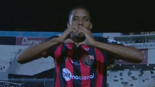 Imagem de Vitória começa mal, mas reage e empata em 2 a 2 com gol de estreante