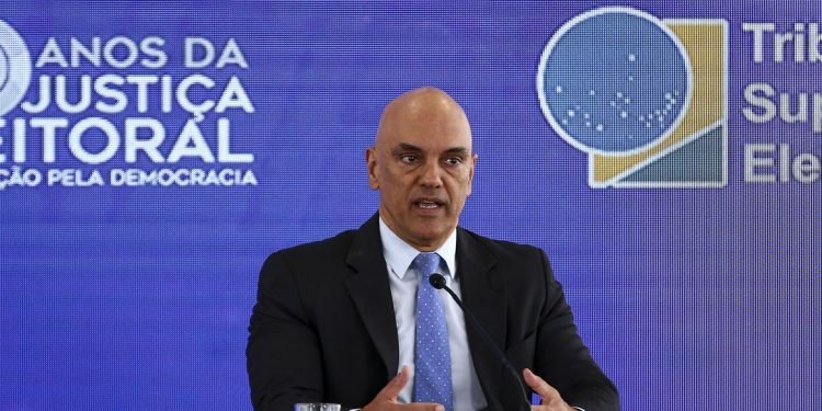 Imagem de Alexandre de Moraes fecha acordo com Anatel para acelerar bloqueio de sites durante eleição