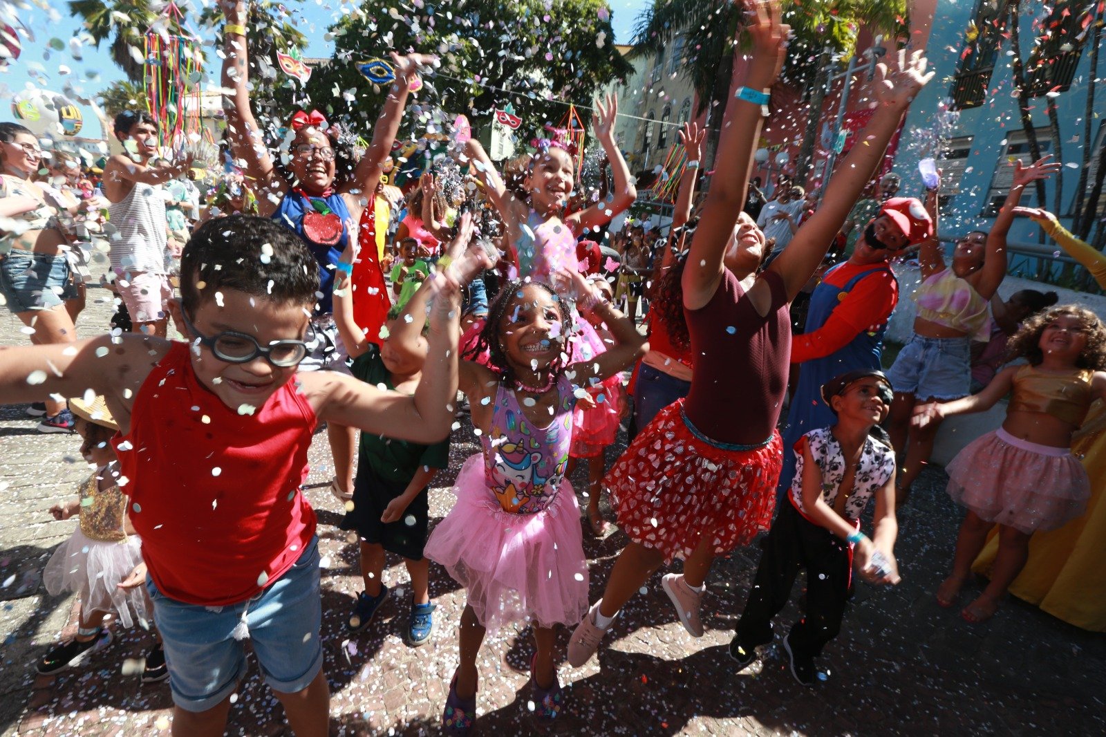 Imagem de Tradicional baile infantil atrai famílias inteiras para o Carnaval no Pelourinho 