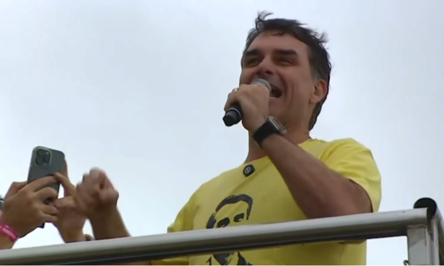 Imagem de Flávio Bolsonaro diz que STF “vai entregar a cabeça de Moraes em uma bandeja”