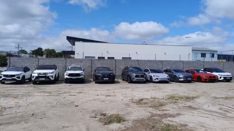 Imagem de Carros de luxo, dinheiro em espécie e joias são apreendidas em operação que prendeu 7 pessoas suspeitas de fraudes fundiárias
