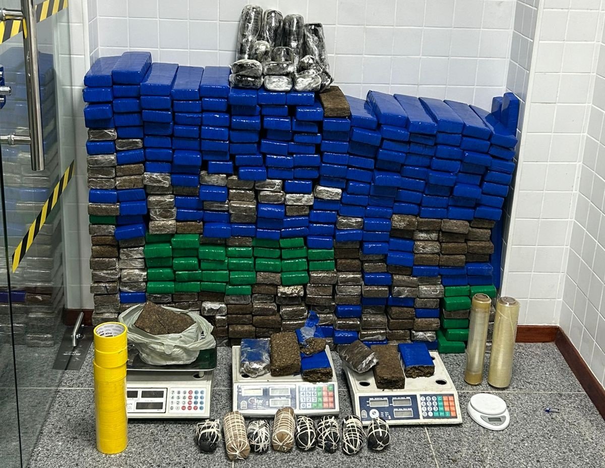Imagem de Polícia apreende vasta quantidade de drogas e explosivos em Feira de Santana