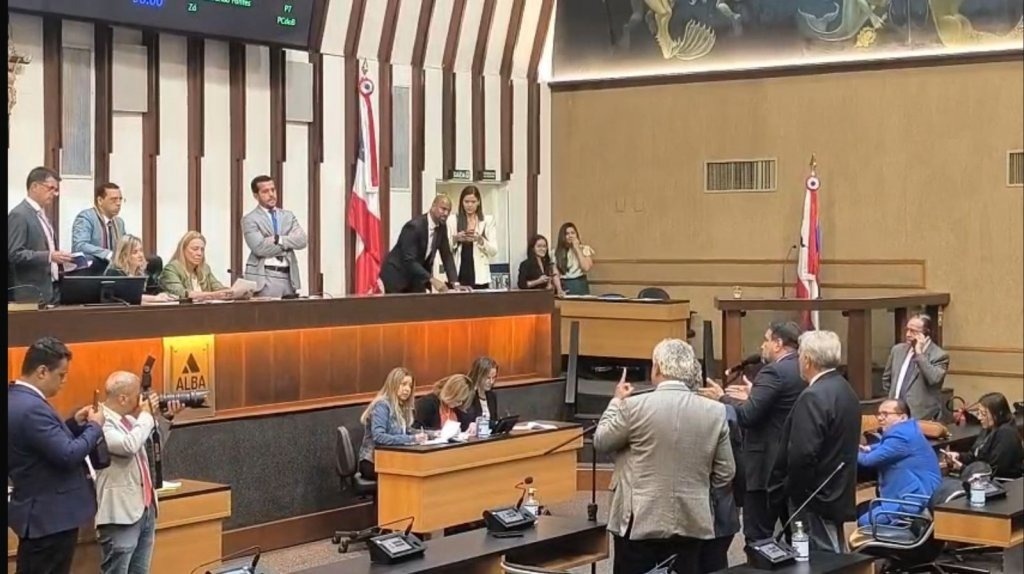 Imagem de Ivana Bastos e Alan Sanches se desentendem durante sessão na AL-BA; veja vídeo