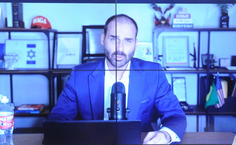 Imagem de Eduardo Bolsonaro reage a conversa entre Trump e Lula