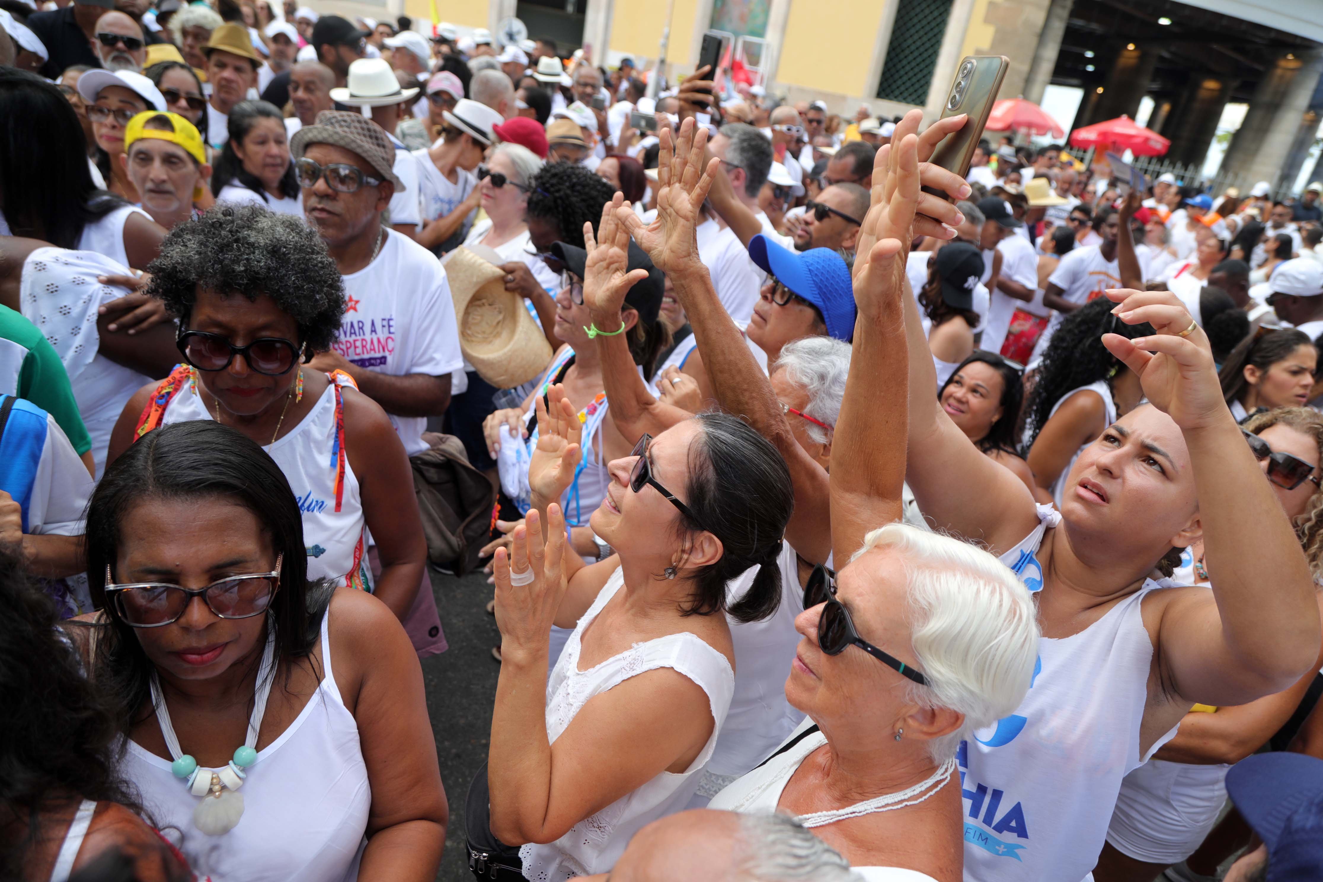 Imagem de Turistas marcam presença na Lavagem do Bonfim e contam o que a celebração tem de especial 