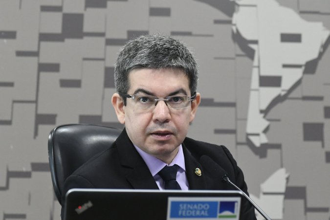 Imagem de Após reunião no Planalto, Randolfe diz que governo não irá aceitar ‘criminosos’ como investigadores na CPMI