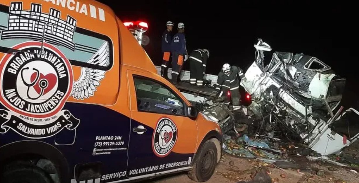 Imagem de Grave acidente entre caminhão e ônibus deixa 24 mortos na BR-324