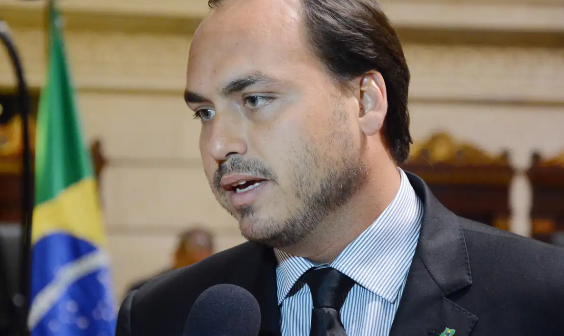 Imagem de Carlos publica lista de doenças de Bolsonaro para justificar prisão domiciliar