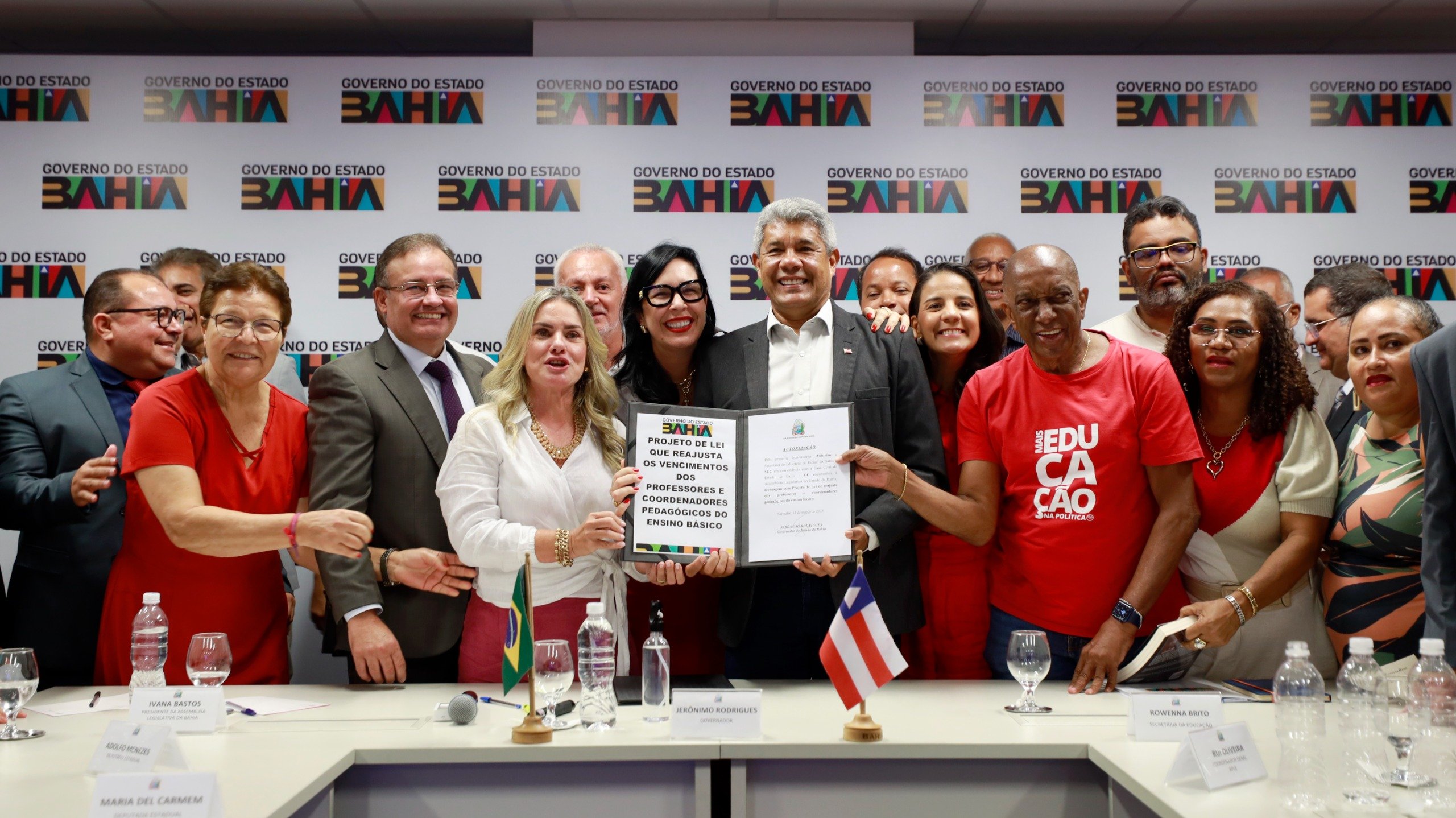 Imagem de Estado e APLB formalizam acordo de reajuste salarial para professores da Educação Básica da Bahia