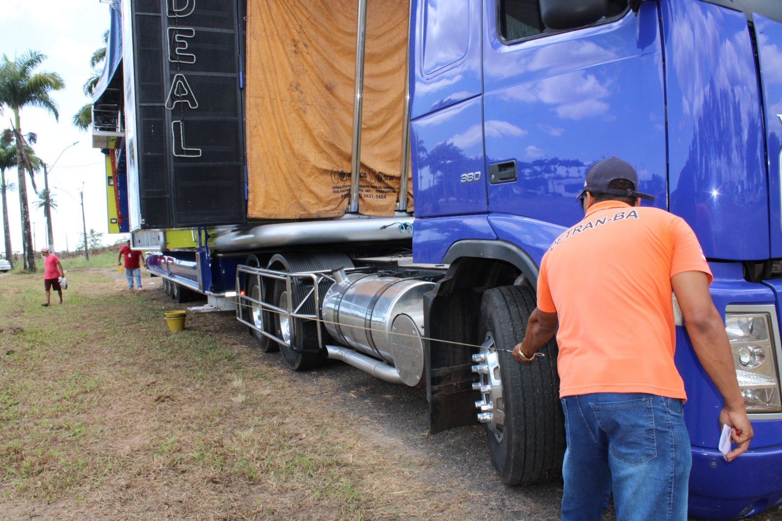 Imagem de Detran-BA convoca condutores e proprietários de trios que atuarão no Carnaval de Salvador em 2024 para vistorias prévias