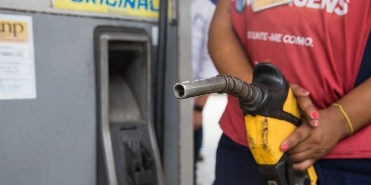 Imagem de Preço médio da gasolina volta a cair nos postos após duas semanas de alta