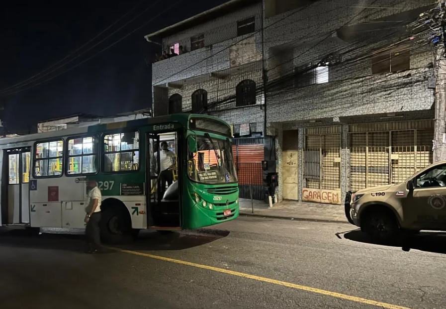 Imagem de Suspeitos tomam chave de ônibus e atravessam coletivo na Via Regional