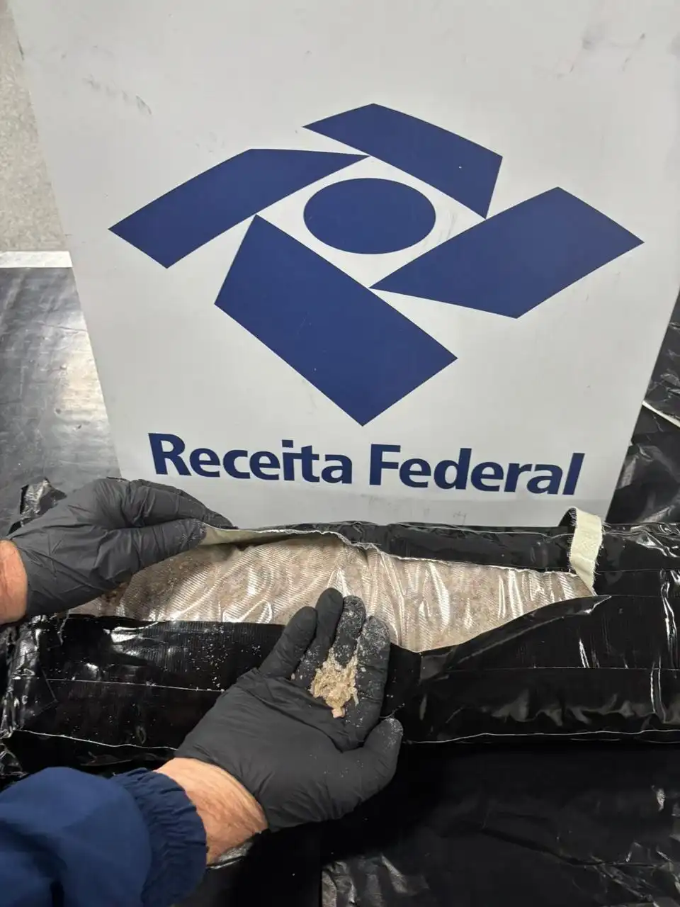 Imagem de Rombo Milionário no Tráfico: Receita Federal Intercepta R$ 3 Milhões em Drogas Sintéticas no Aeroporto de Salvador