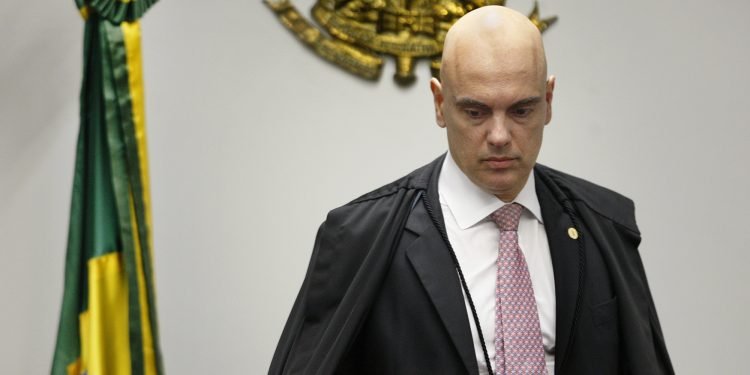 Imagem de Empresas condenadas por fake news patrocinaram palestra de Moraes na Itália