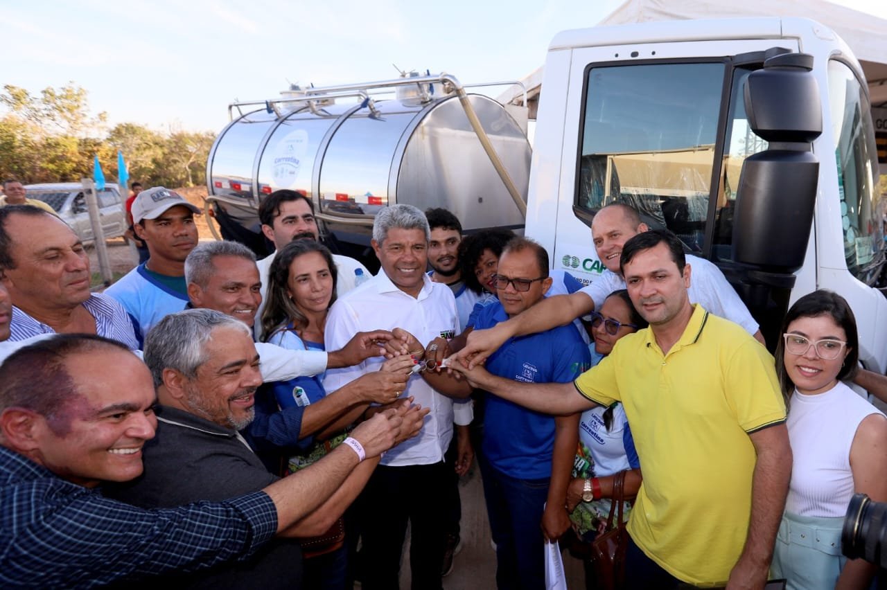 Imagem de Em Correntina, Jerônimo entrega unidade de beneficiamento de leite e posto avançado do Detran