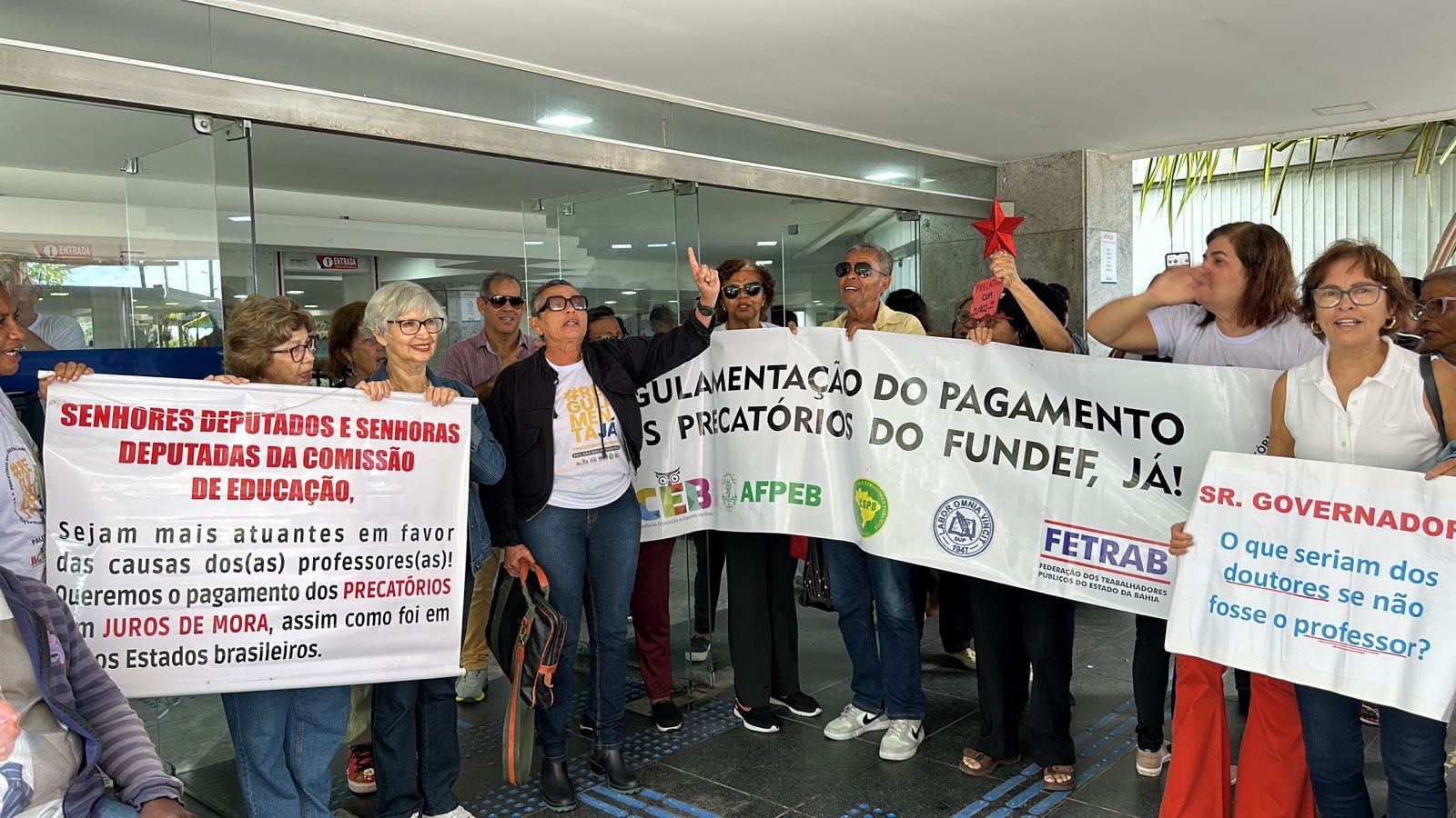 Imagem de Professores da rede estadual protestam na ALBA e anunciam reunião com a PGE