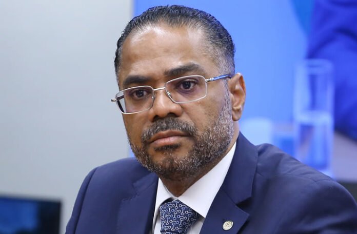 Imagem de Marinho confirma intenção de compor chapa com Neto, diz que federação com MDB está em 'banho-maria' e fala em 50% de chance de Tarcísio disputar Presidência