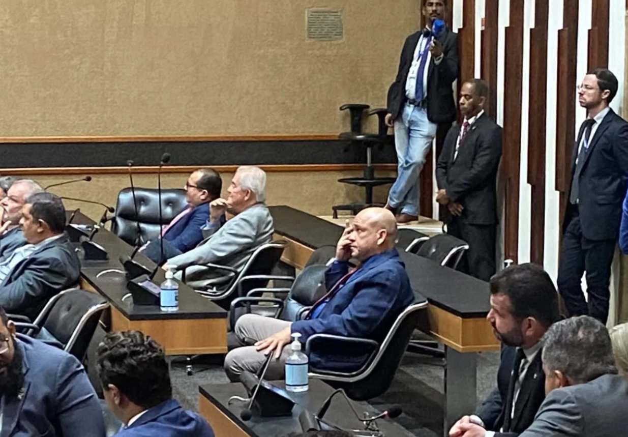 Imagem de Após três meses, deputado alvo de operação marca presença na Alba