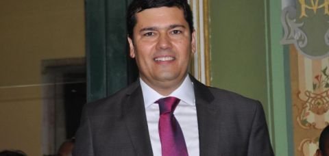 Imagem de Projeto visa ampliar idade máxima de veículos de táxi, mototáxi e aplicativos