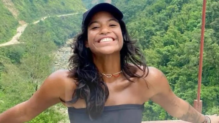 Imagem de Corpo de Juliana Marins é içado de vulcão na Indonésia e levado de maca até base