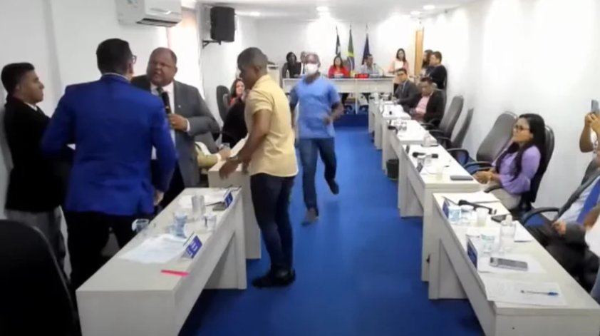 Imagem de Lauro de Freitas: Vereadores relatam versão após terem brigado em sessão na Câmara Municipal