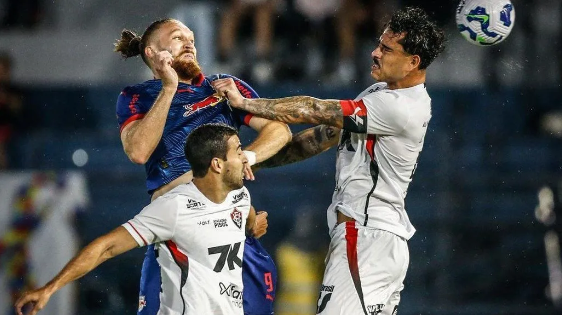 Imagem de Bragantino goleia Vitória, segue na briga pelo G-8 e empurra Leão para degola