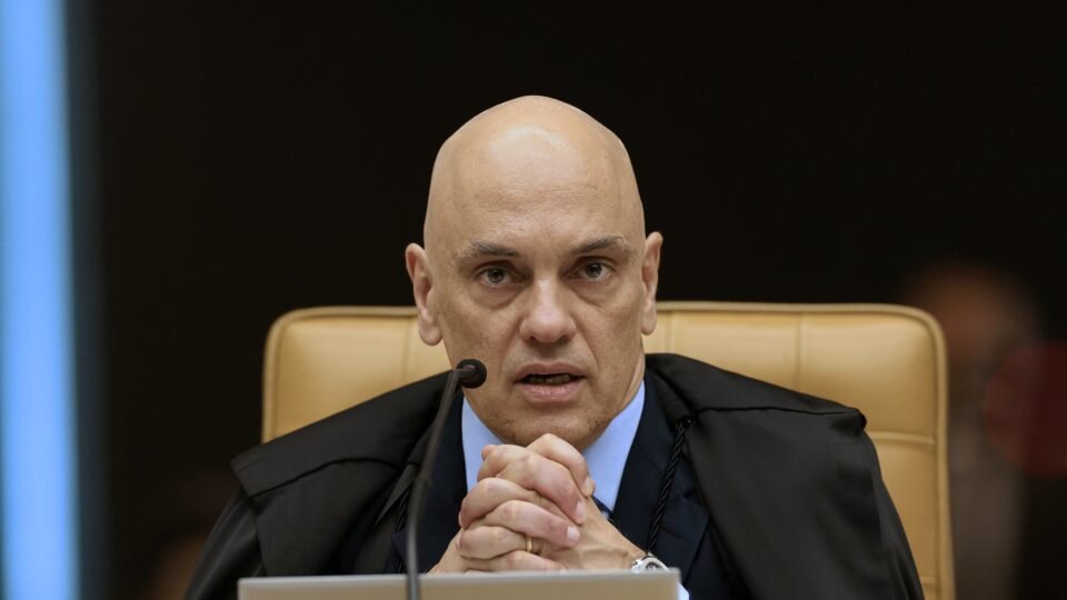 Imagem de X já tinha cumprido exigências, mas Moraes liberou a rede social só depois da eleição