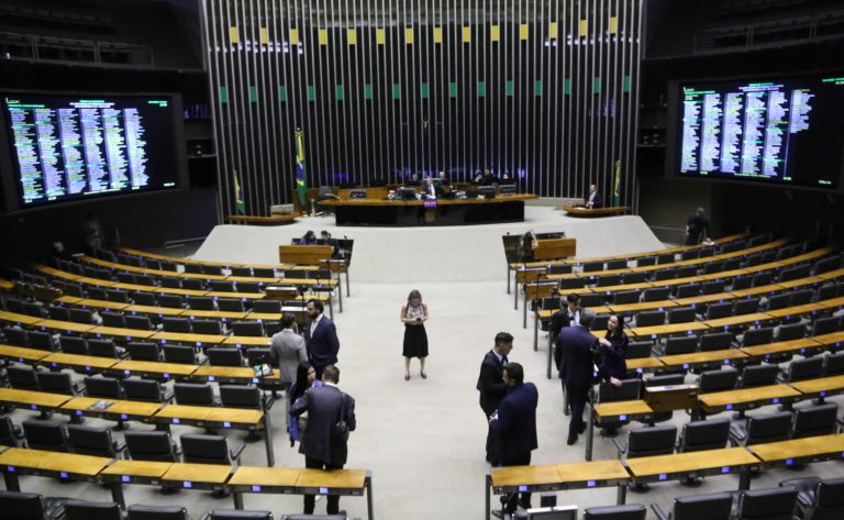Imagem de Câmara deve votar nesta terça-feira (21) urgência de projeto que proíbe cobrança de bagagem de mão em voos