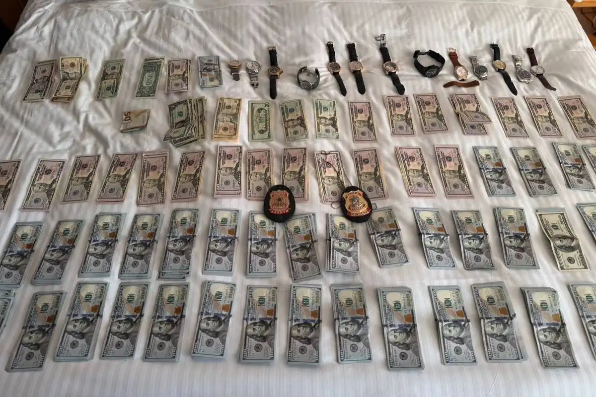 Imagem de PF encontra dólares e euros em endereços ligados a Jaques Wagner durante operação sobre caso Banco Master