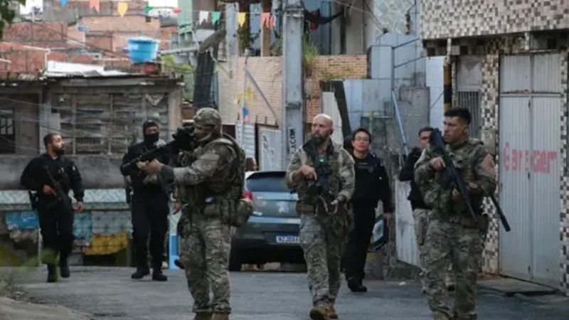 Imagem de Operação policial invade área dominada por facções em guerra em Salvador nesta terça