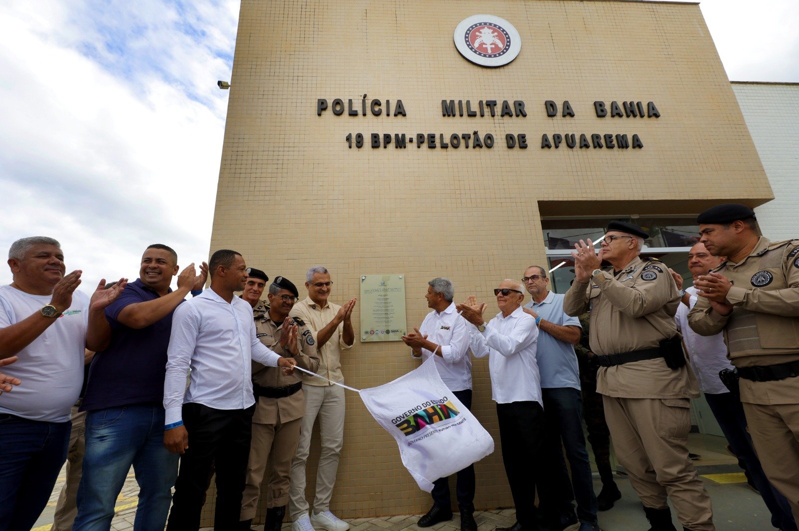Imagem de Governo do Estado fortalece educação e segurança em Apuarema com entrega de equipamentos