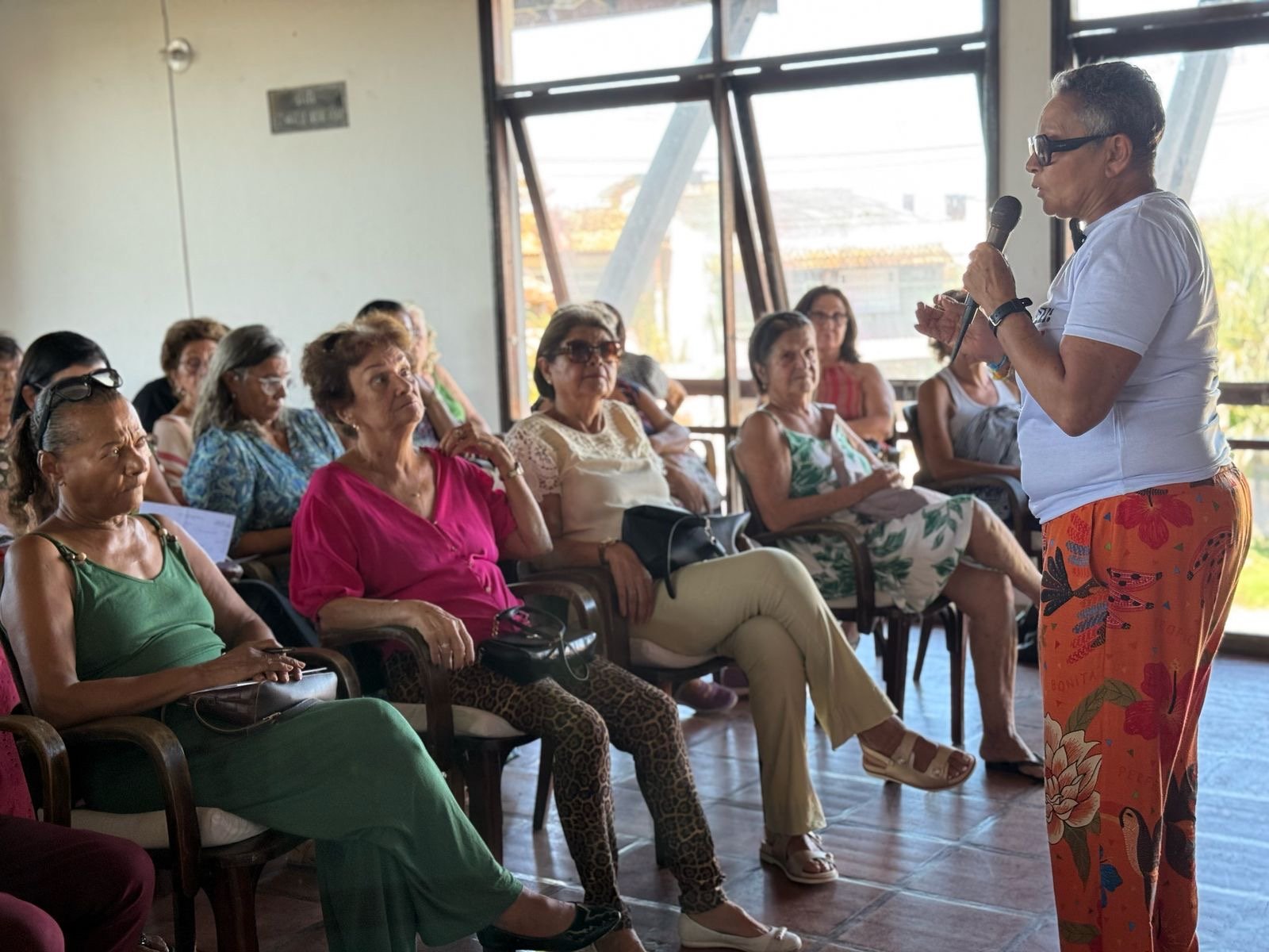 Imagem de Educadores aposentados excluídos do acordo do Piso levam protesto a Feira de Santana