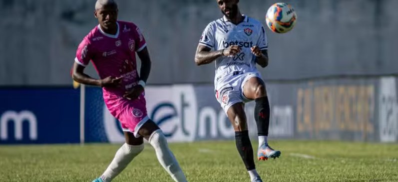 Imagem de Em jogo com polêmica de arbitragem, Vitória bate o Barcelona-BA e abre vantagem