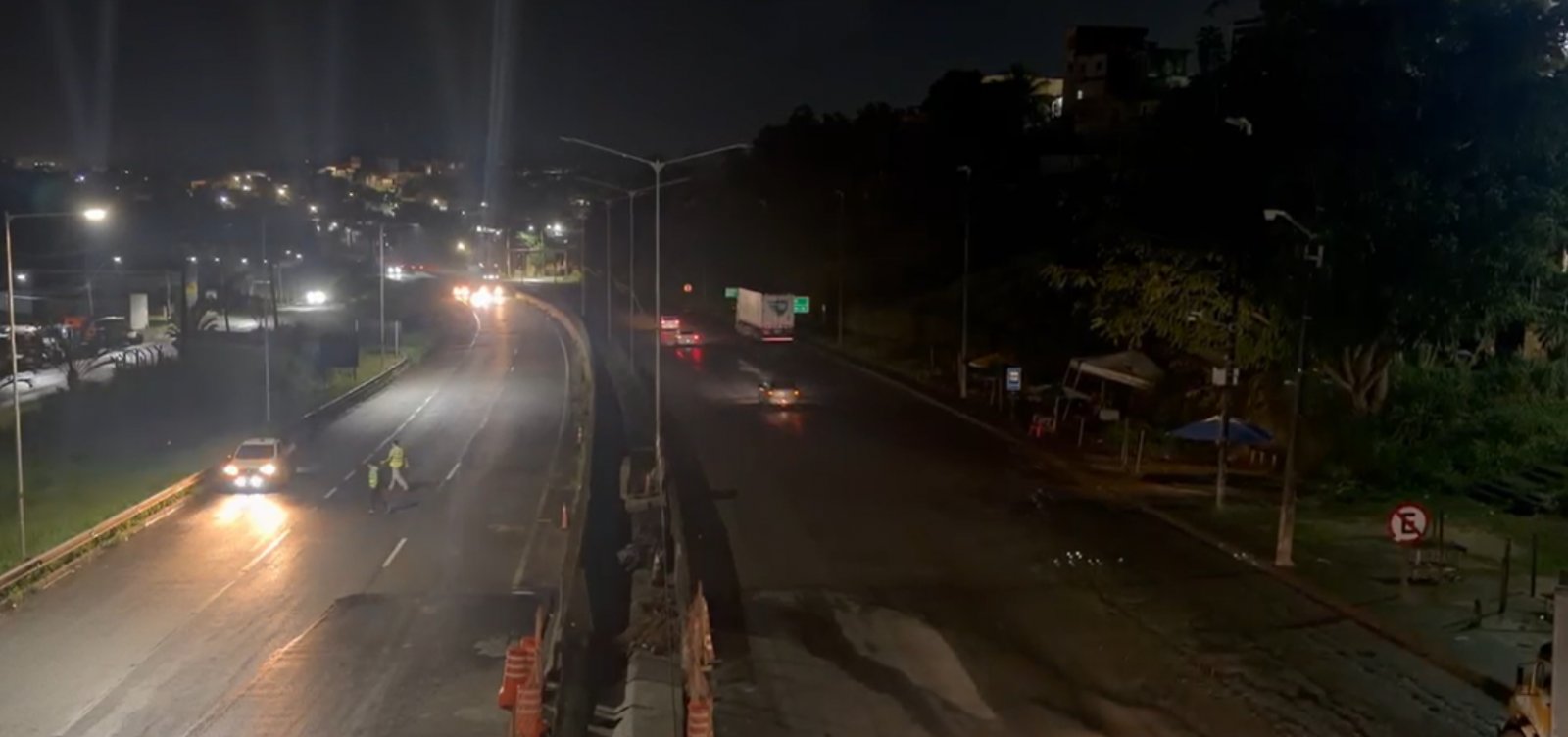Imagem de BR-324 tem pistas totalmente liberadas em trecho de Simões Filho após conclusão de reparos