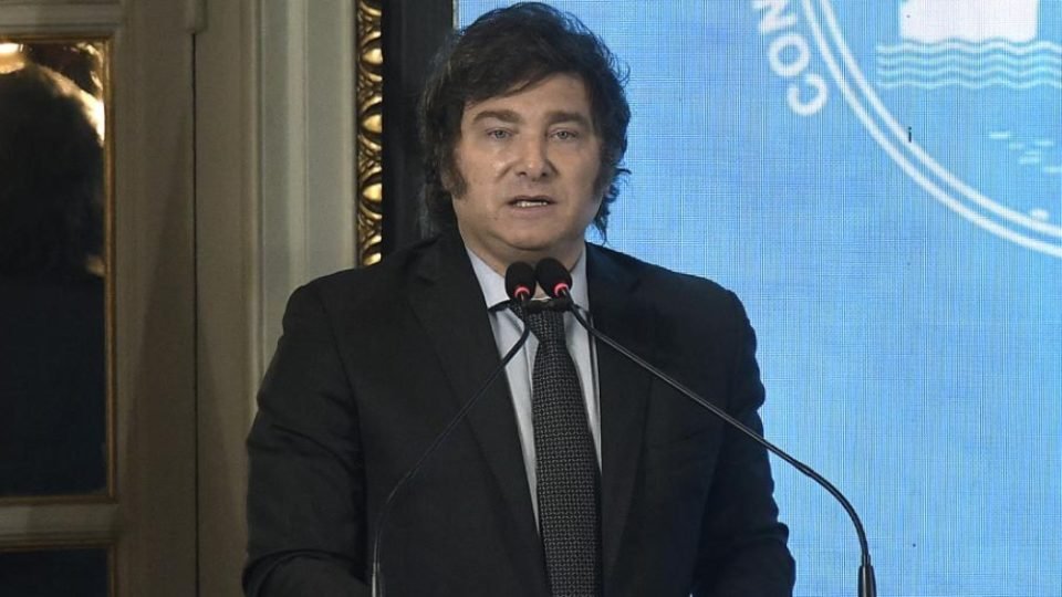 Imagem de Milei adota tom diplomático e convida Lula para posse em 10 de dezembro