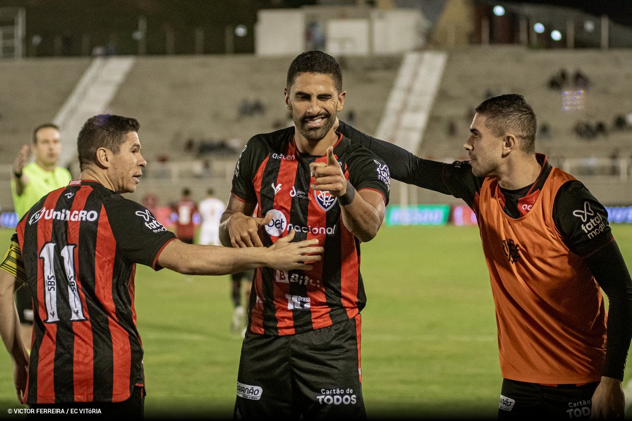 Imagem de Vitória aproveita chances e vence o Tombense por 2 a 1 fora de casa