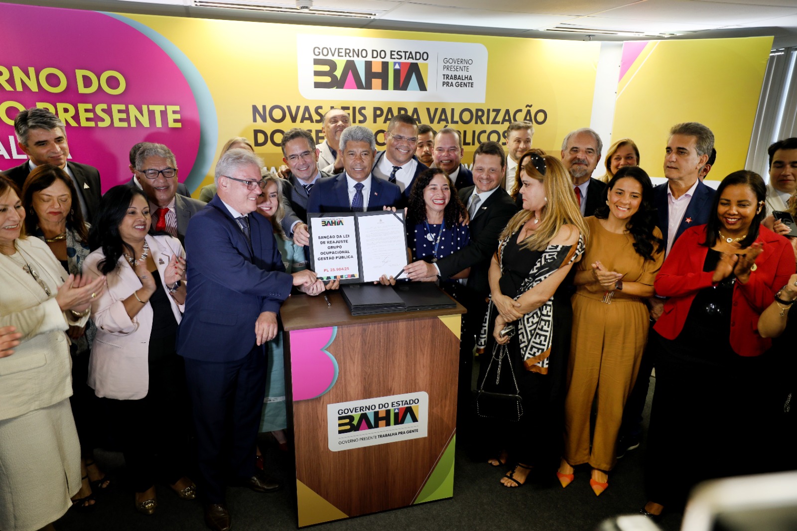 Imagem de Governador Jerônimo Rodrigues sanciona leis com ganhos salariais para 45 mil servidores públicos da Bahia