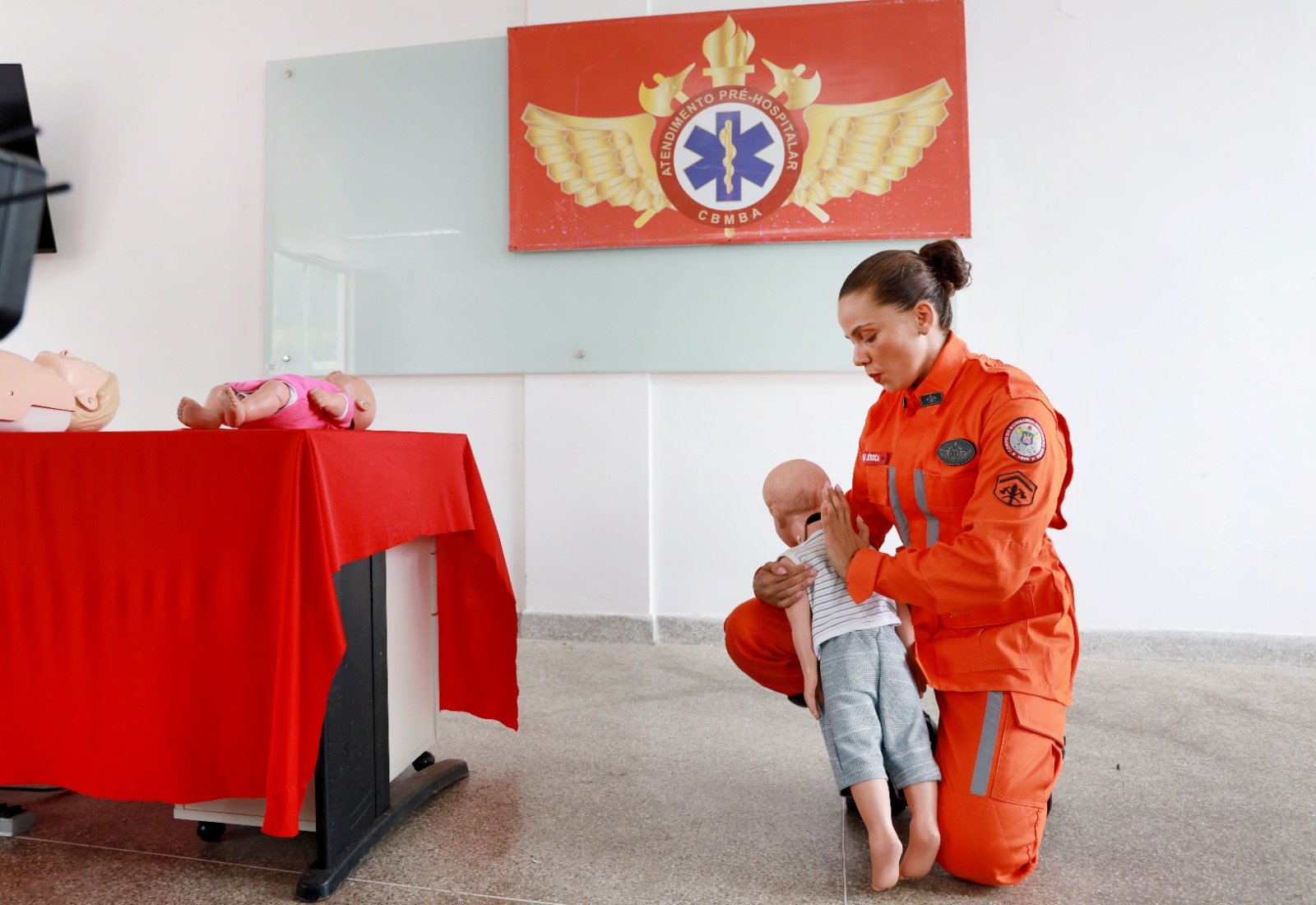 Imagem de Com conhecimento técnico, policiais e bombeiros realizam manobras de desengasgo que salvam vidas
