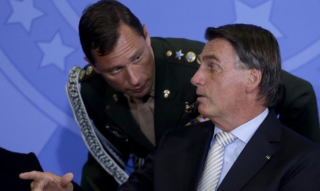 Imagem de Mauro Cid fica em silêncio durante depoimento à PF sobre suposta fraude em cartões de vacinação