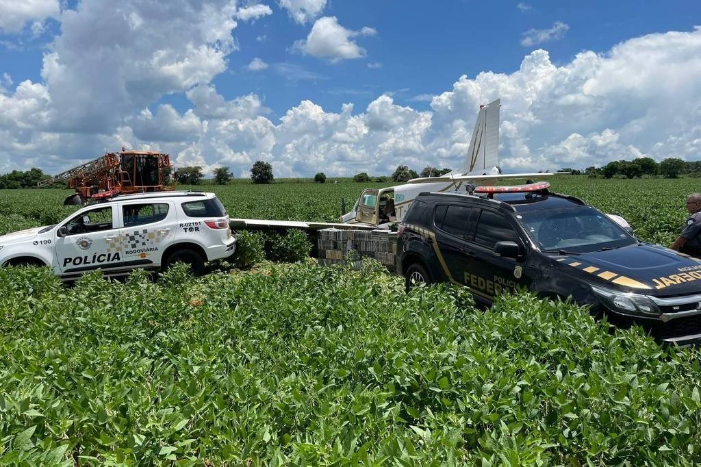 Imagem de Avião carregado com cocaína é abandonado em plantação de soja no interior de SP
