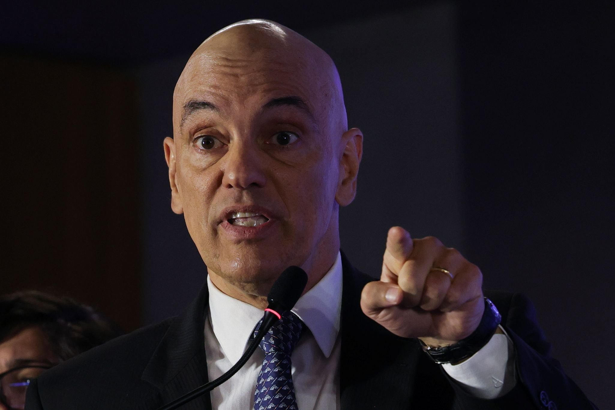 Imagem de Defesa do X diz a Moraes que vai pagar multa de R$ 8,1 milhões