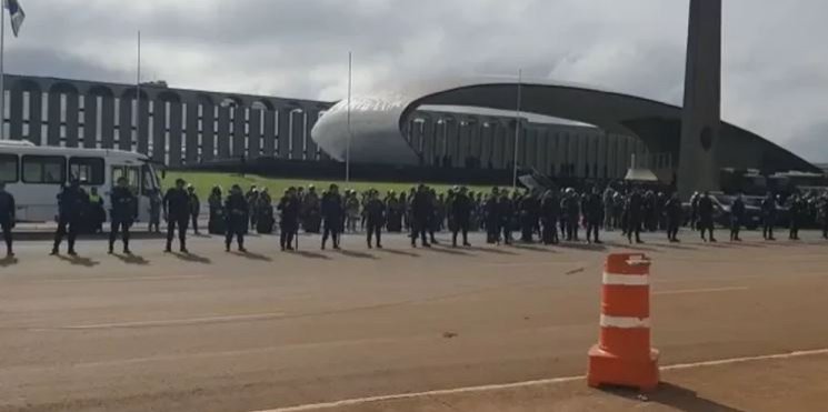 Imagem de 1200 manifestantes são presos em frente ao QG do Exército em Brasília