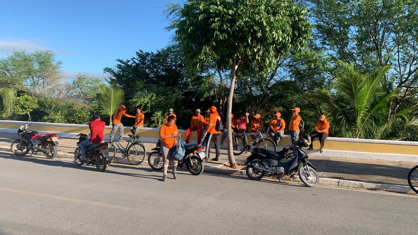 Imagem de Garis e margaridas se unem a sindicalistas, ocupam Cipó e cobram salários e benefícios atrasados