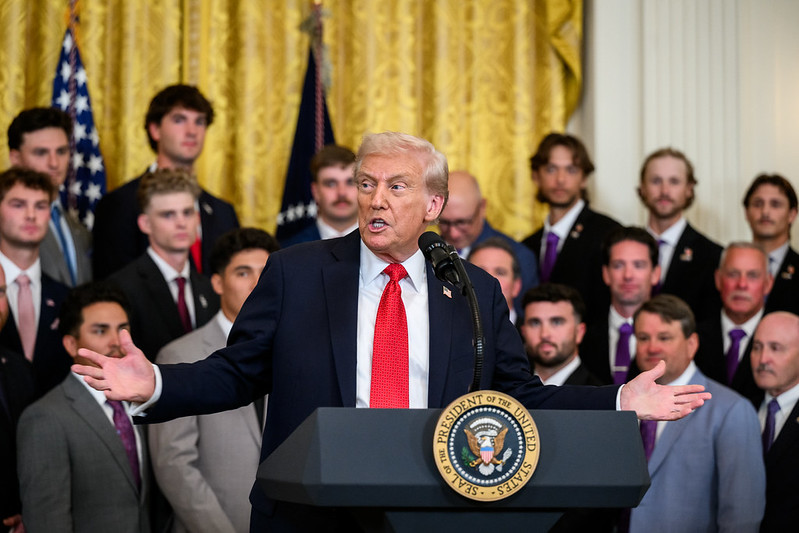 Imagem de Trump anuncia ataques terrestres a cartéis na Venezuela e garante que informará o Congresso