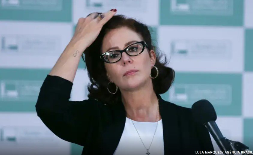 Imagem de Hugo Motta oficializa licença de 127 dias para Carla Zambelli após saída do país