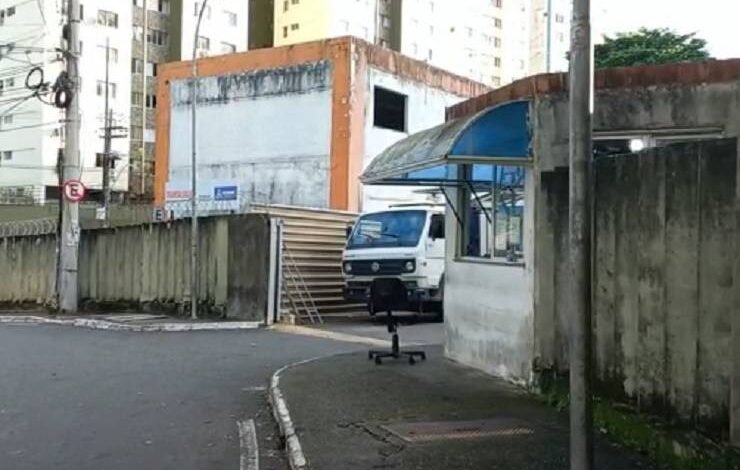 Imagem de Tragédia anunciada: prédio pode desabar a qualquer momento na sede da Transalvador